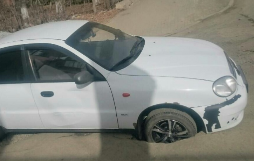 В Челябинске автоледи провалилась на авто в асфальт