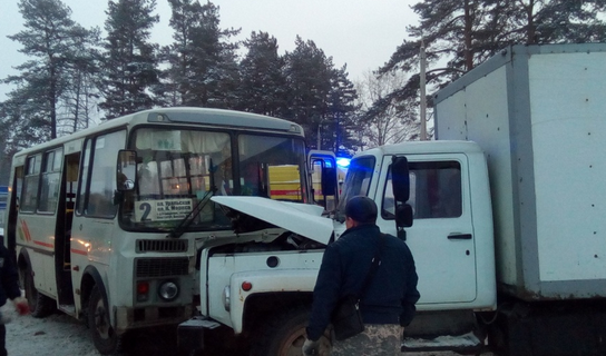 В столкновении автобуса с грузовиком в Чайковском ранены 3 женщины