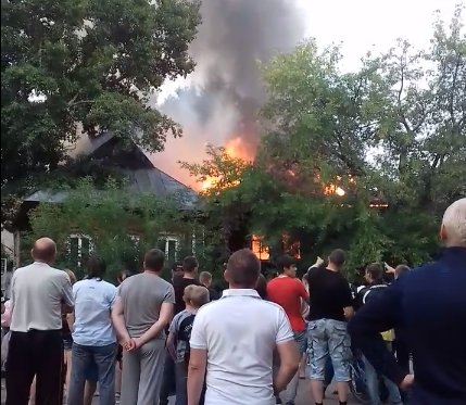 В Кургане за ТЦ "Звездный" сгорел частный жилой дом (видео)