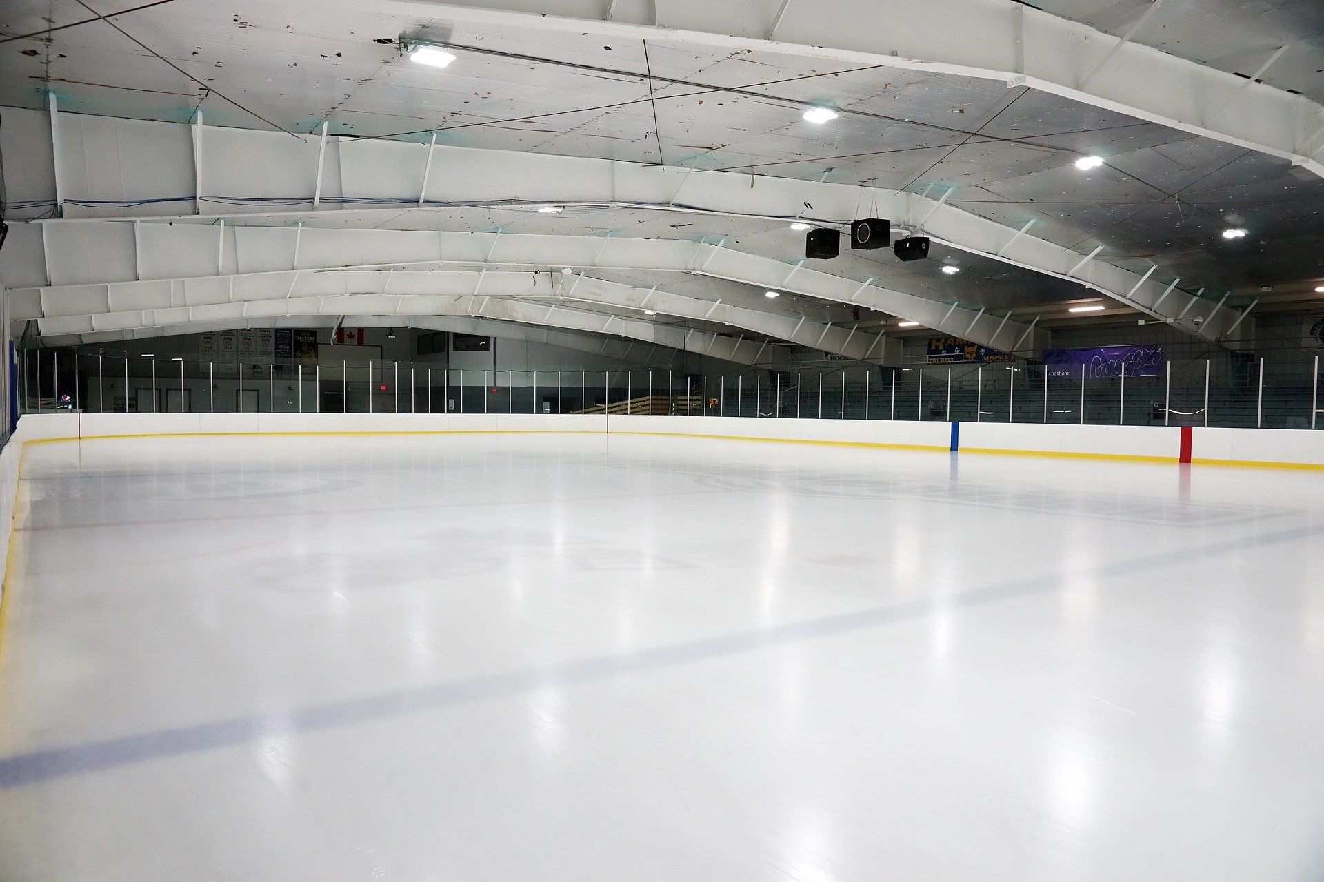В Челябинске на льду "Уральской молнии" во время игры в хоккей умер мужчина 