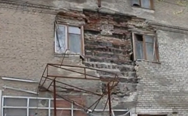 Рухнула стена жилого дома в Челябинске