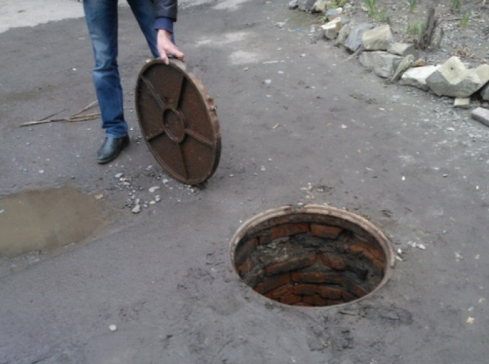 В Перми троих безработных осудили за кражу канализационных люков