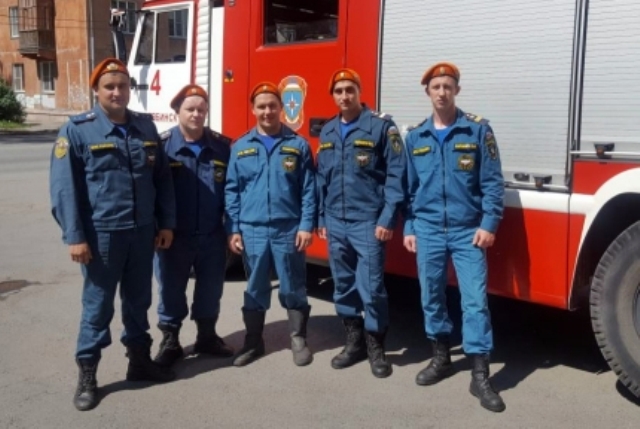 Спасатели спасли ребёнка, повисшего в окне на восьмом этаже в Челябинске (ФОТО)