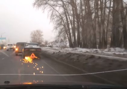 В Челябинске "Жигули" ехали по дороге без шин (видео)