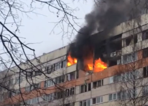 СК возбудил уголовное дело после взрыва в жилом доме в Петербурге
