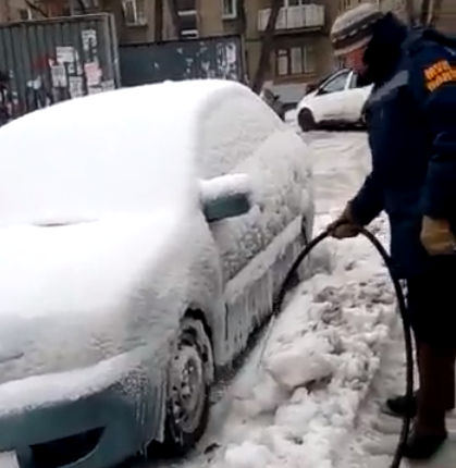 В Челябинске машина вмерзла в лед из-за коммунальной аварии