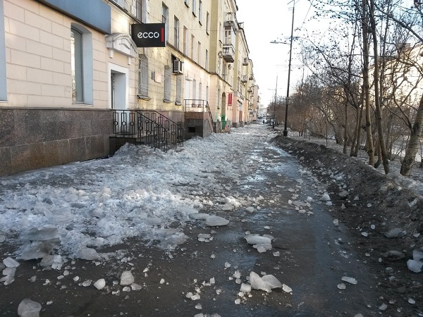 Глыба льда убила женщину в Челябинской области. Видео