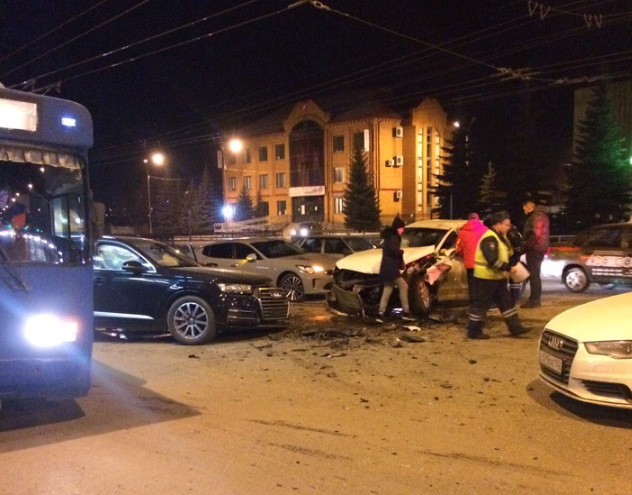 В страшном ДТП в Стерлитамаке лоб в лоб столкнулись две иномарки В страшном ДТП в Стерлитамаке лоб в лоб столкнулись две иномарки