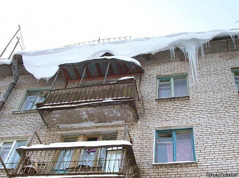 С кафе, аптеки и двух домов в Центральном районе Челябинска могут рухнуть глыбы льда