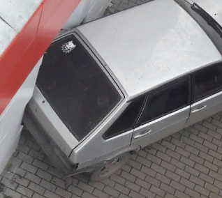 В Екатеринбурге ВАЗ-2109 без водителя врезался в фасад магазина "Магнит"