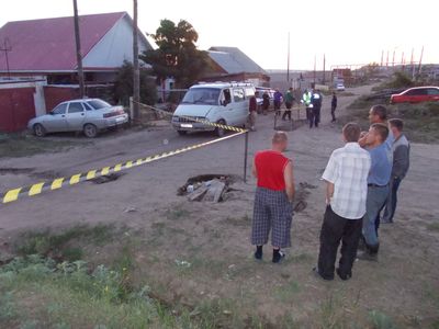 В Южноуральске под землю провалились два автомобиля