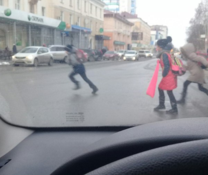 В Кургане дети-экстремалы перебегают дорогу прямо перед машинами