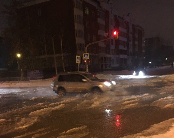 В Екатеринбурге из-за коммунальной аварии затопило несколько улиц