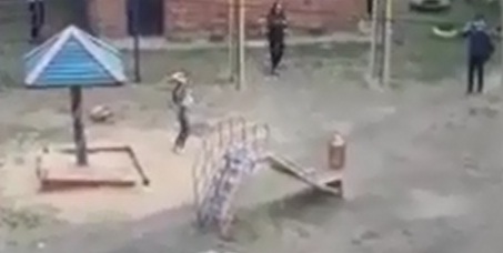 В Челябинске подростки устроили взрыв на детской площадке. Видео