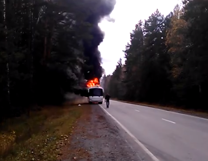 В Зауралье дотла сгорел пассажирский автобус (видео) В Зауралье дотла сгорел пассажирский автобус (видео)