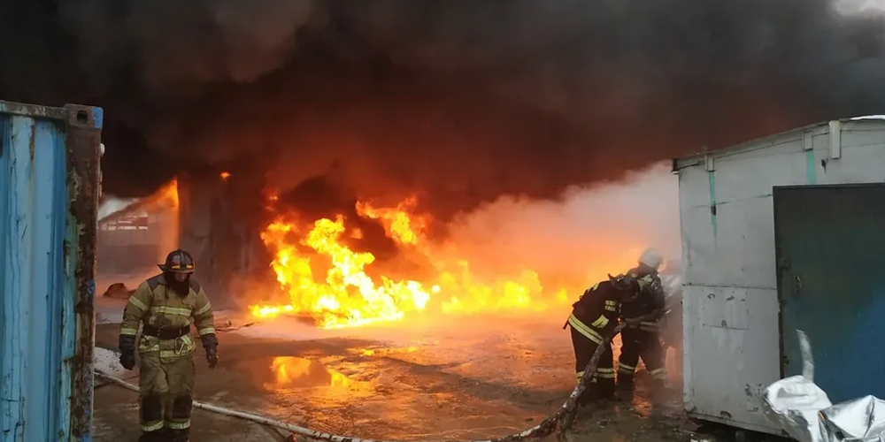 Несколько взрывов произошли на горящем складе лакокрасочных изделий на Урале