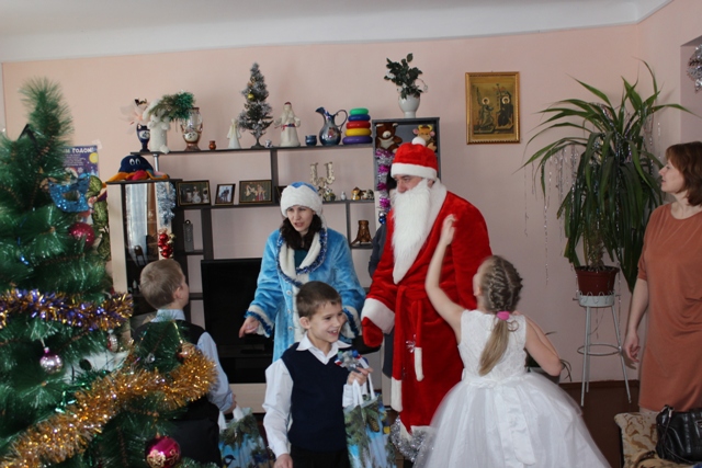 «Полицейский Дед Мороз» побывал в гостях в детском доме в Южноуральске