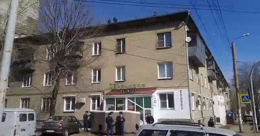 Мужчина готовится к прыжку с трехэтажного дома в Челябинске. Видео