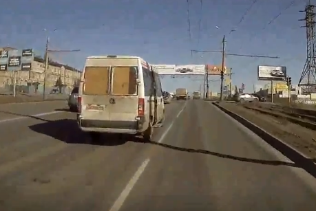 По Челябинску ездит маршрутка с фанерой вместо стекол (видео)