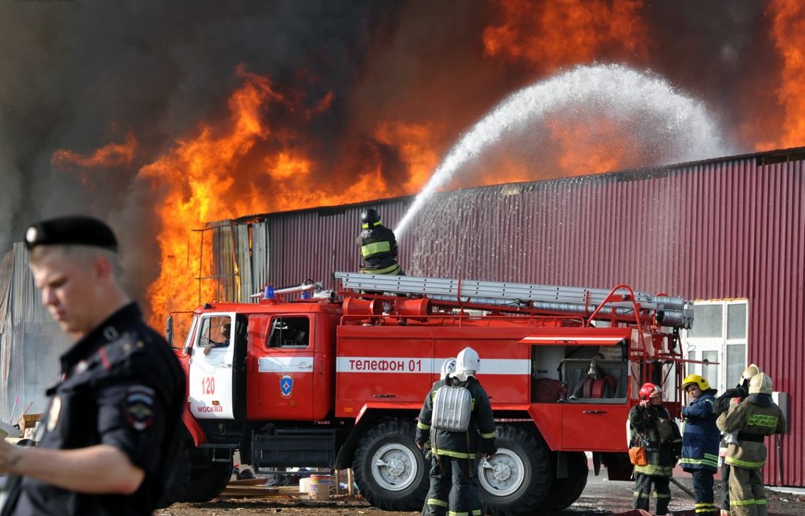 Пожарная служба москвы. Тушение пожара. Пожарная машина. Пожарная машина тушит пожар. Пожарная машина на пожаре.