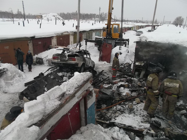 Взрыв в ГСК: едва не погиб мужчина, разрушены 3 гаража, сгорел автомобиль
