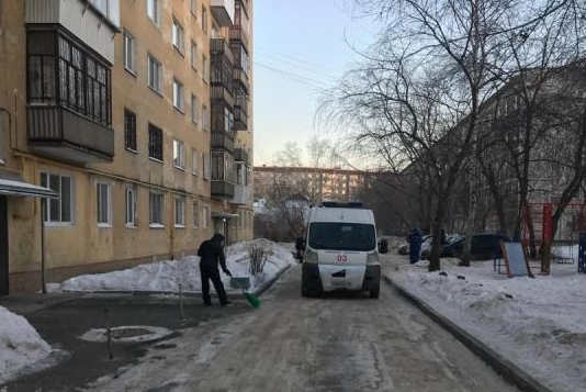 В Екатеринбурге водитель "скорой" сбил врача, приехавшую на вызов