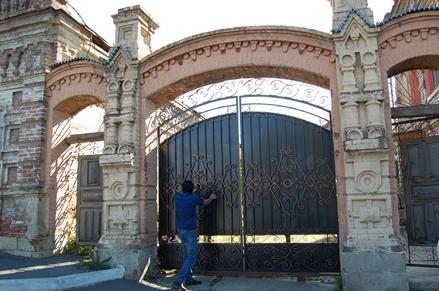 В Миасском краеведческом музее появились новые ворота – кованые