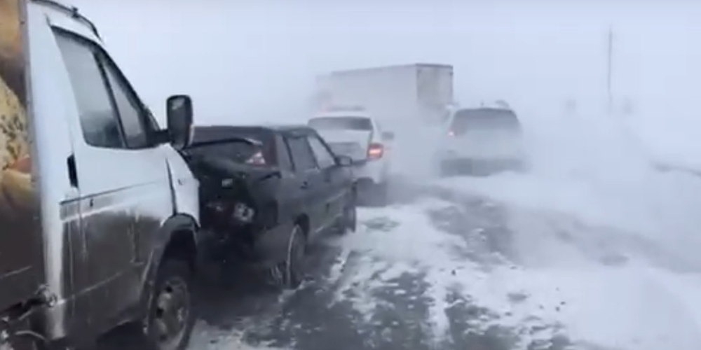 Около десяти машин столкнулись из-за снега на юге Челябинской области