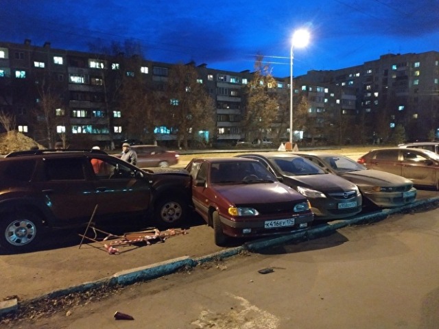 Массовое ДТП произошло на парковке в Челябинске (ФОТО) Массовое ДТП произошло на парковке в Челябинске (ФОТО)