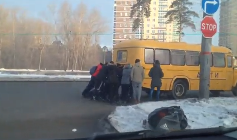 В Перми водитель заставил детей толкать заглохший автобус (видео)