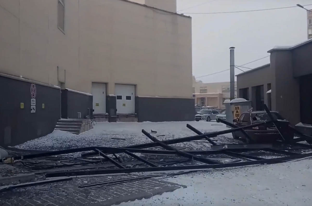 В Магнитогорске ветер разрушил часть стеклянного фасада торгового центра