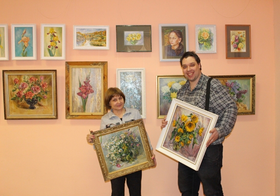 Троицкая художница Татьяна Крылова преподнесла женщинам творческий подарок
