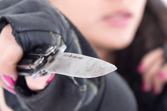 Школьница, размахивавшая ножом в школе №28 Березников, доставлена в больницу