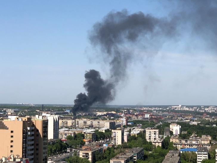 В Челябинске потушили крупный пожар в пункте приема металлолома 