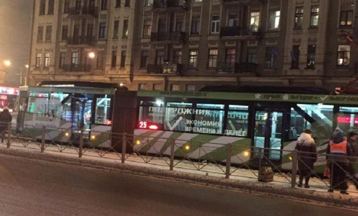 В Петербурге из-за угрозы взрыва эвакуировали трамвай