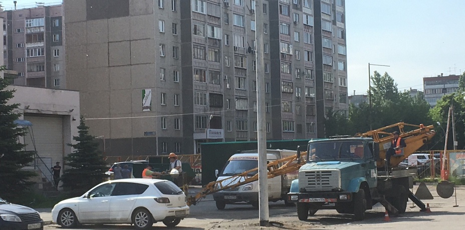 Электрическая опора едва не раздавила несколько машин в Челябинске. Видео 