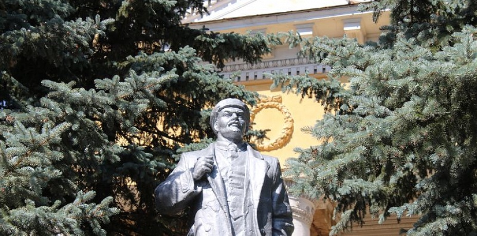 В Троицке коммунисты восстановили разрушенный памятник Ленину