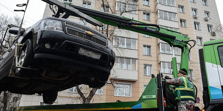 В Челябинске эвакуировали плохо припаркованную машину с ребенком внутри