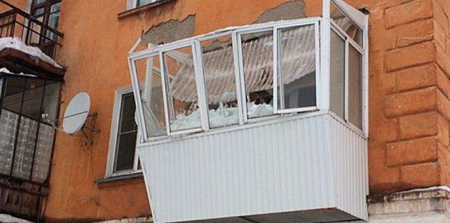 Глыба льда проломила балкон жительницы Магнитогорска