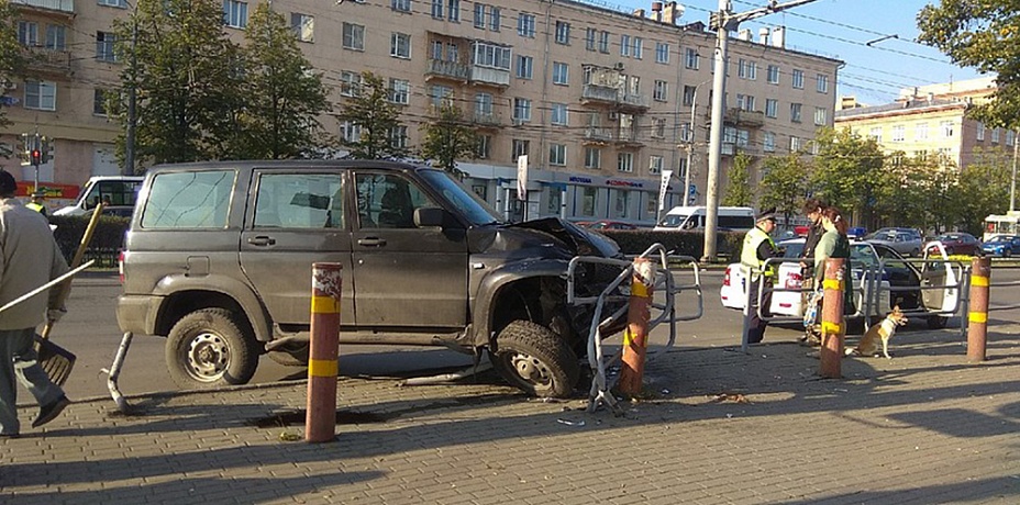 Внедорожник снес забор на остановке в центре Челябинска. Видео