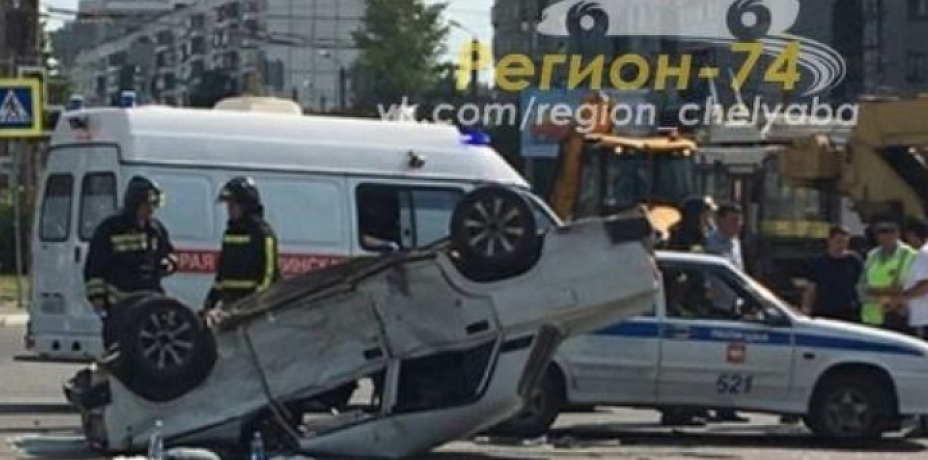 В Челябинске в страшном ДТП около гостиницы "Виктория" тяжело ранен пассажир легковкушки