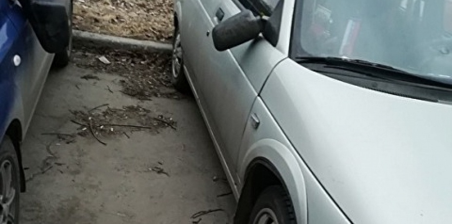 Погром на автопарковке: в Челябинске автовладельцы поймали пьяного хулигана