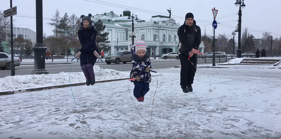 Роуп-скипперы из Челябинска сняли клип с трюками со скакалкой на площади Омска. Видео