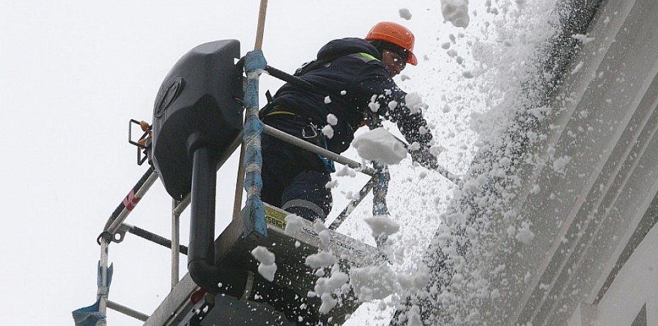 Коммунальщики Минобороны провели очистку крыш от снега на объектах военной и социальной инфраструктуры