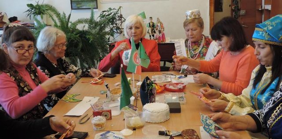 Жительницы Златоуста научились делать татарские национальные украшения