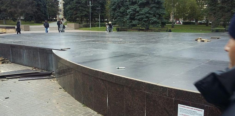 Поющий фонтан в центре Челябинска «зимует» под коробом «с эффектом отражения воды»