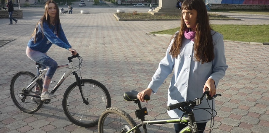На велосипеды пересели сотрудницы администрации Чебаркуля