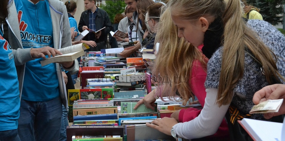 В Челябинске перед Публичной библиотекой открылась благотворительная книжная ярмарка