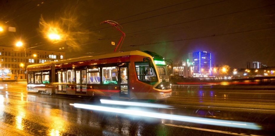 В Челябинск на откатку пригнали трамвай-«богатырь» 