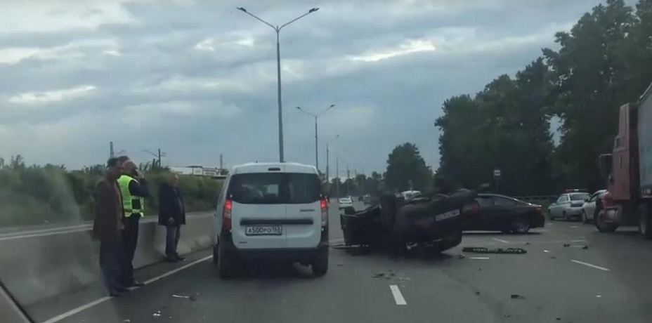 Под окнами ГИБДД в Челябинске произошла массовая авария. Видео